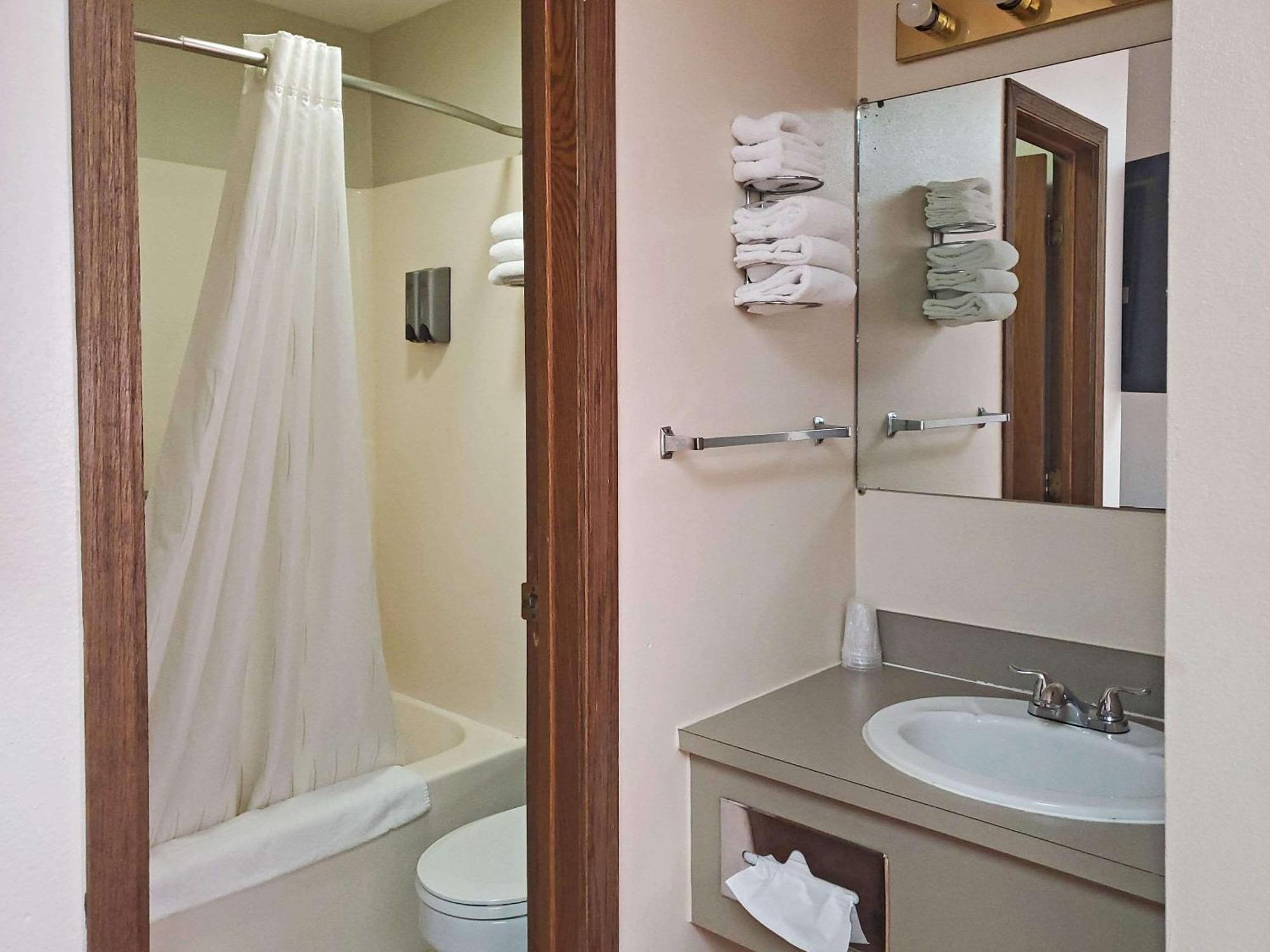 Rodeway Inn Buffalo Ngoại thất bức ảnh